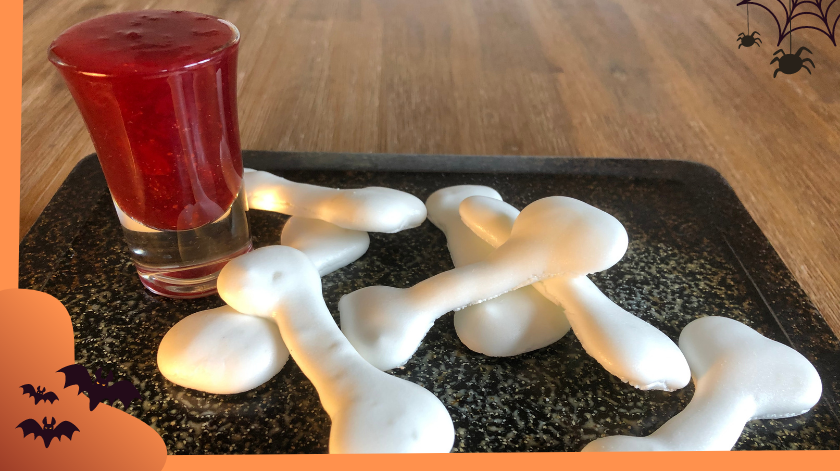 Meringue En Forme D’os Et Sa Sauce Ensanglantée